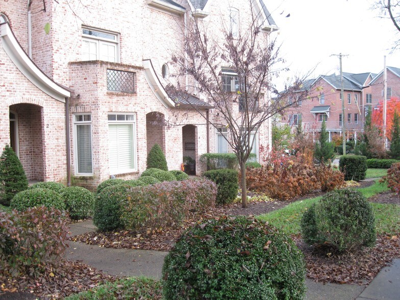 Lush landscaping - 3189 Parthenon Ave