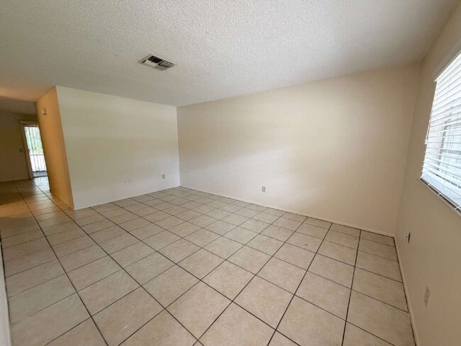 Building Photo - "Charming 2-Bedroom, 2-Bath Duplex Retreat in Spring Hill!"