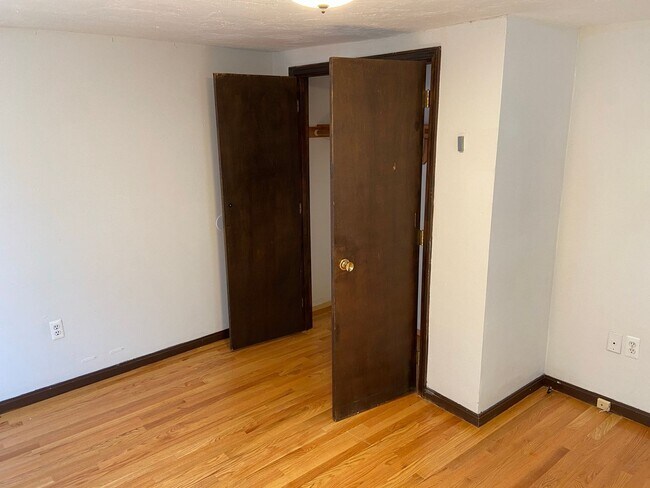 Building Photo - Nicely updated 3 bed near the Green Line in Brighton.