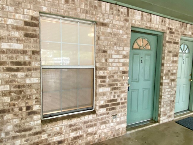 Primary Photo - 2 Bedroom / 1 Bath **Cozy Unit in Pleasant...