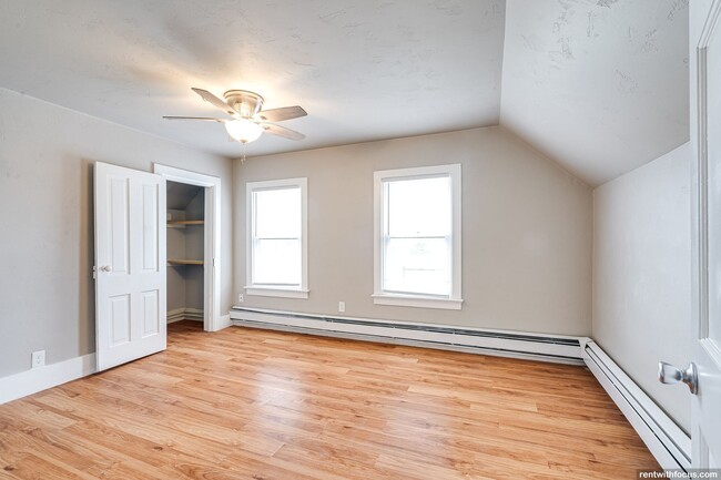 Building Photo - 211 Oak St