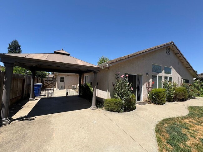 Building Photo - Three Bedroom Galt Home!