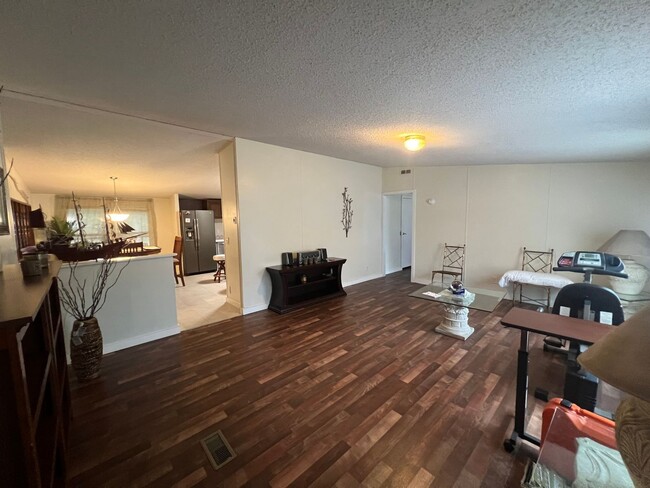 Building Photo - AVAILABLE LATE-FEBRUARY 2026! (Pet Friendly)