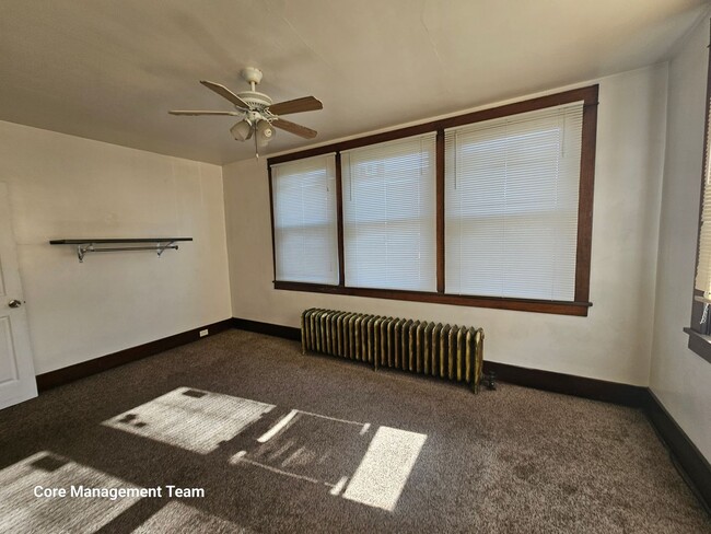 Building Photo - Spacious 3 bedroom 1 bath apartment for re...