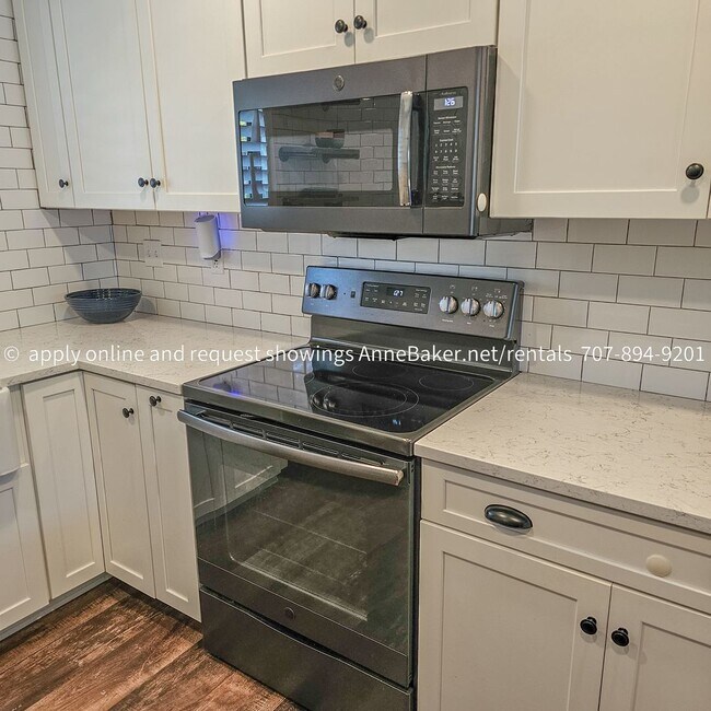 Building Photo - Exquisitely Updated Condo - Must See