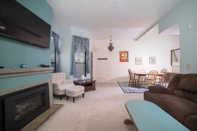 Building Photo - 3/2.5 Executive Condo in Downtown Fresno (...