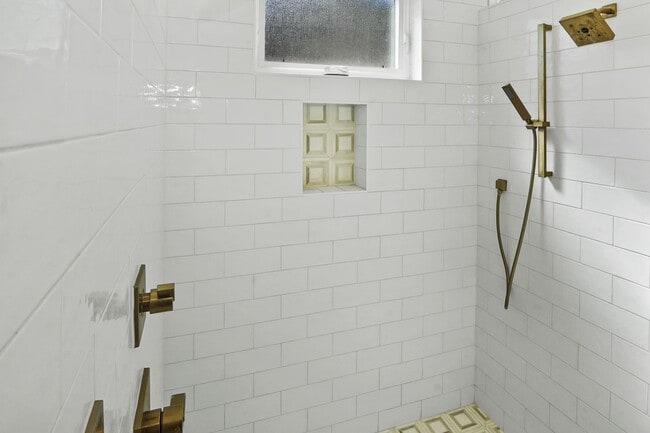 Building Photo - Pool/ Waterfront/ Custom Home in Waterways!