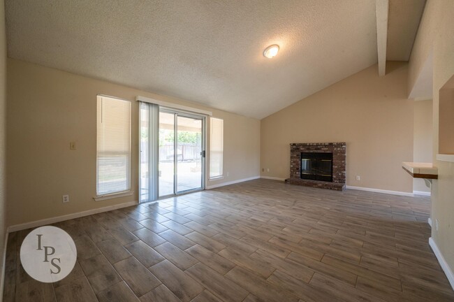 Building Photo - Fresno North West Fig Garden Loop Home, 3B...