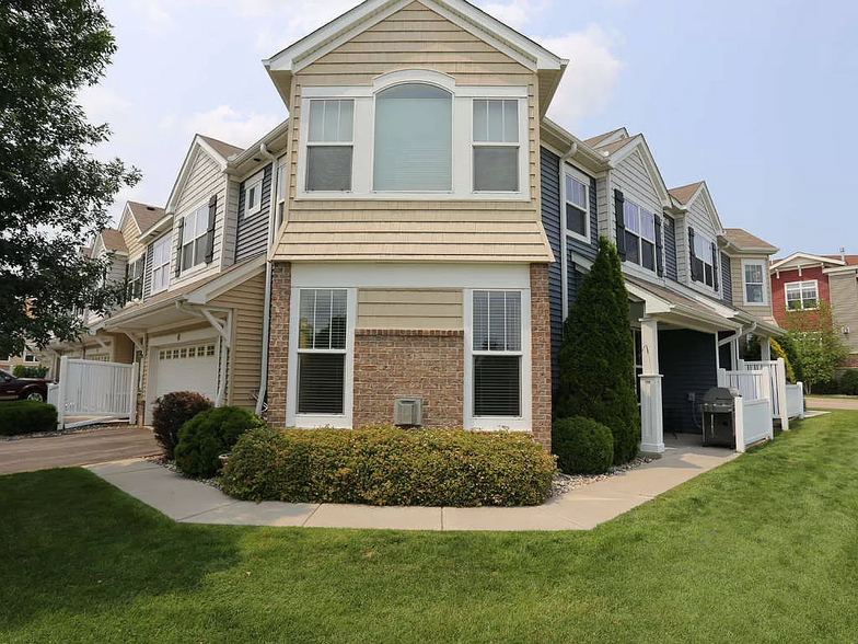 Primary Photo - 9640 Independence Cir