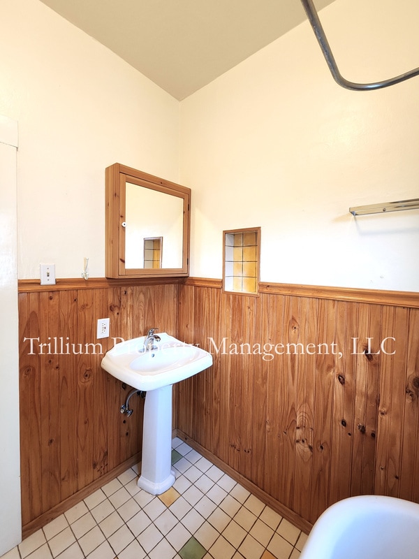 Building Photo - 4542 NE 32nd Pl