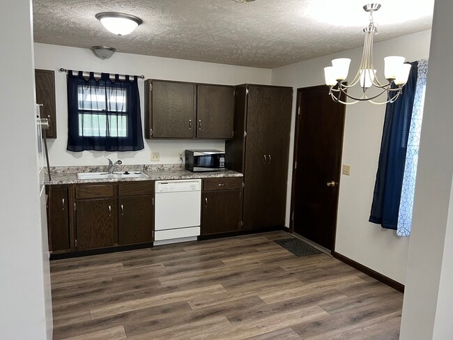 Building Photo - 846 Willow Dr