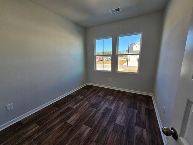 Building Photo - 2033 Northwest Dr