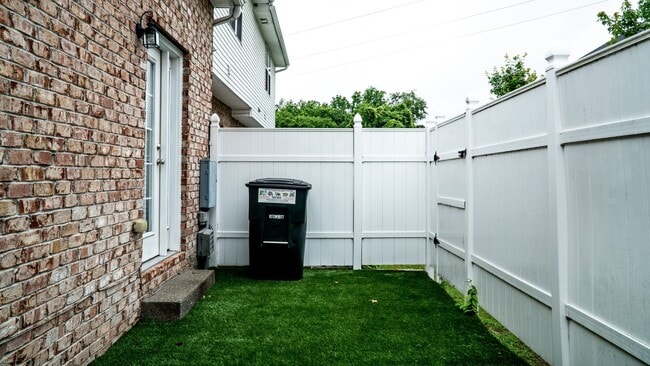 Building Photo - 714 Spence Enclave Ln