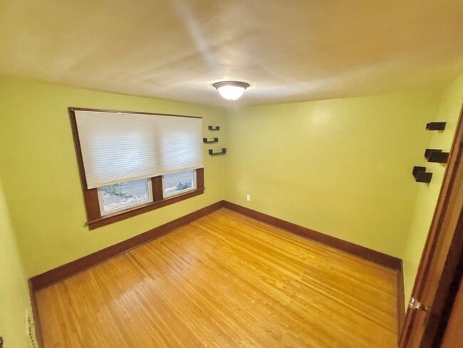 Building Photo - Spacious 3bd House | Driveway | Sunroom