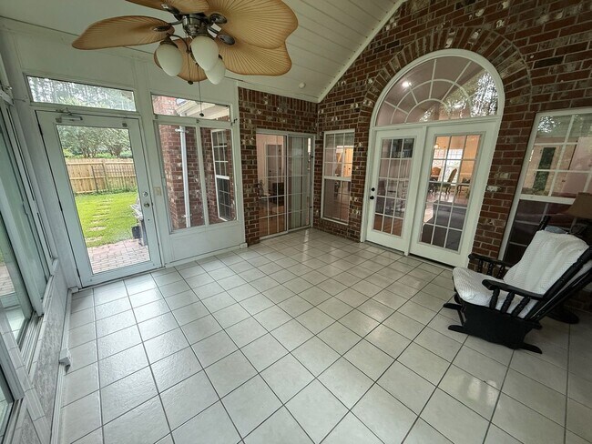 Building Photo - Beautifully Updated 4-Bedroom Home in Pool...