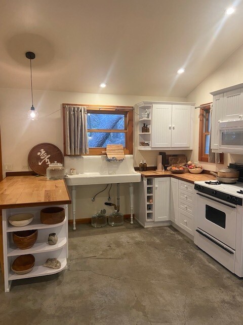 Building Photo - 1268 Old Topanga Canyon Rd
