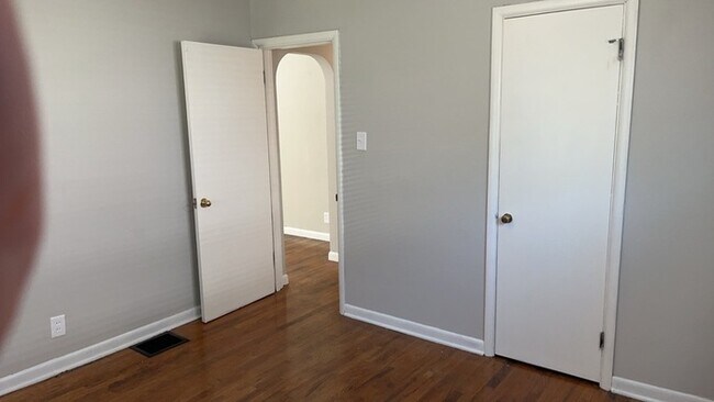 Building Photo - 250 E Parkwood Dr
