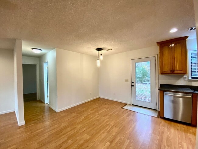 Building Photo - Large 4 Bedroom House