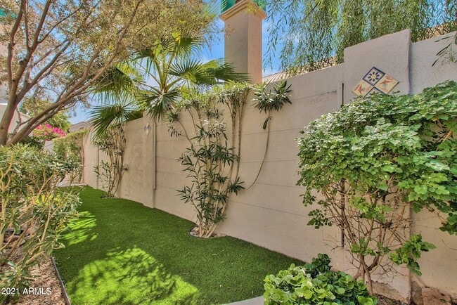 Building Photo - 1138 E Amberwood Dr