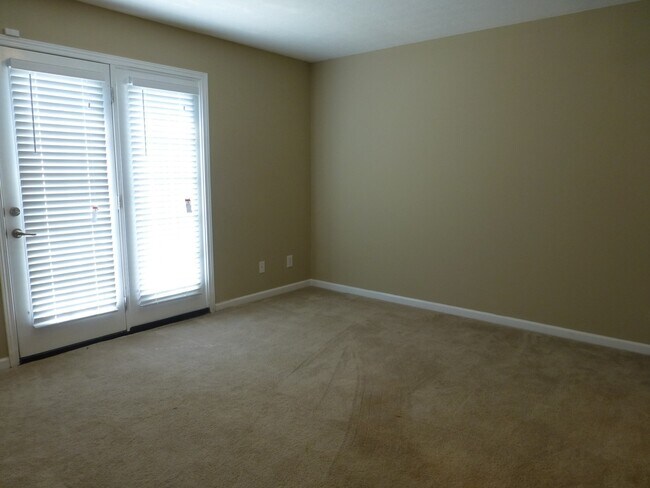 Building Photo - 3 bed, 2 bath, 2 car garage townhouse w/ b...