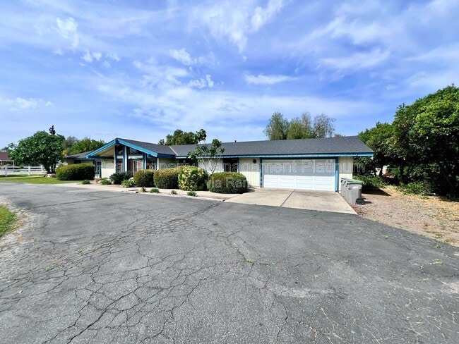 Building Photo - 9193 N Fowler Ave