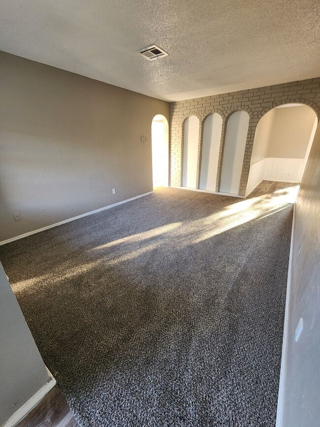 Building Photo - 5 Bed 1.5 Bath Home in Midwest City!