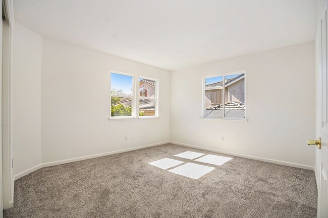Building Photo - Beautiful and Move-In Ready, 4BD/2.5BA, Tw...