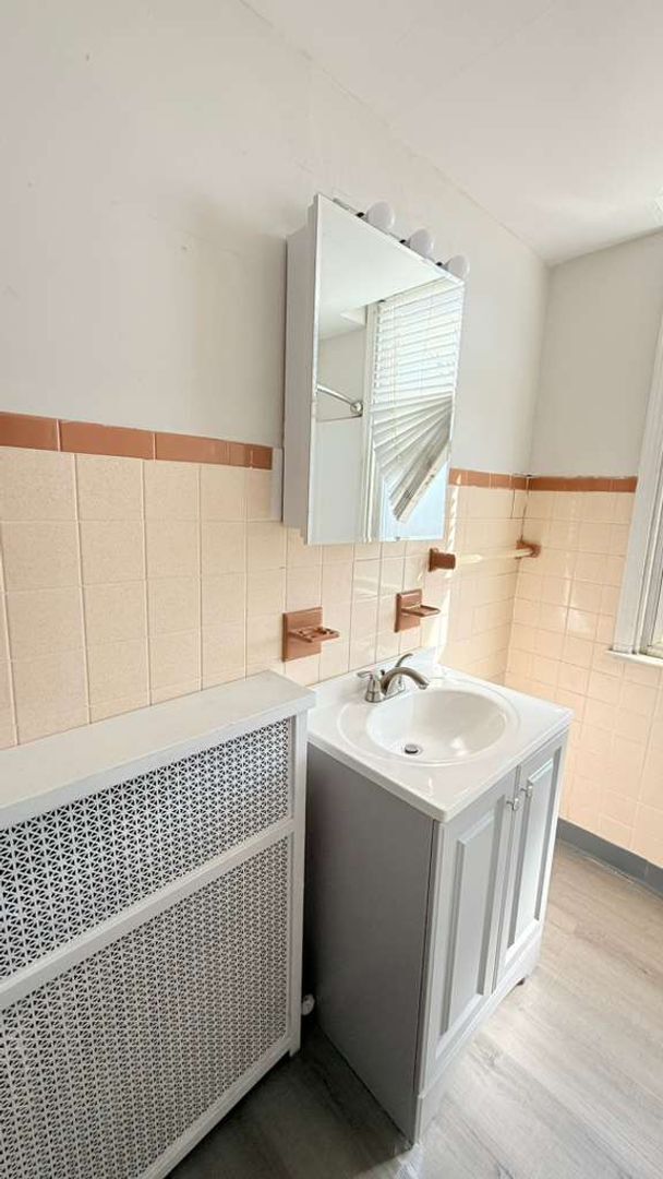 Building Photo - Spacious 4BR 1.5BA Single Family Home in Carrick