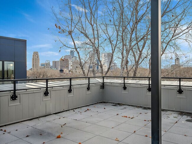 Building Photo - 402 NE 2nd St