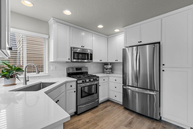 Building Photo - Beautiful SE Bend Home | Spacious Floorplan | Fenced Backyard | Near Parks & Trails