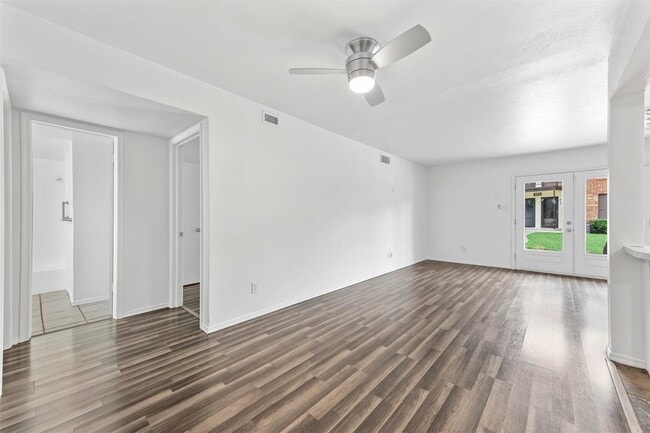 Building Photo - 4002 Ridglea Country Club Dr