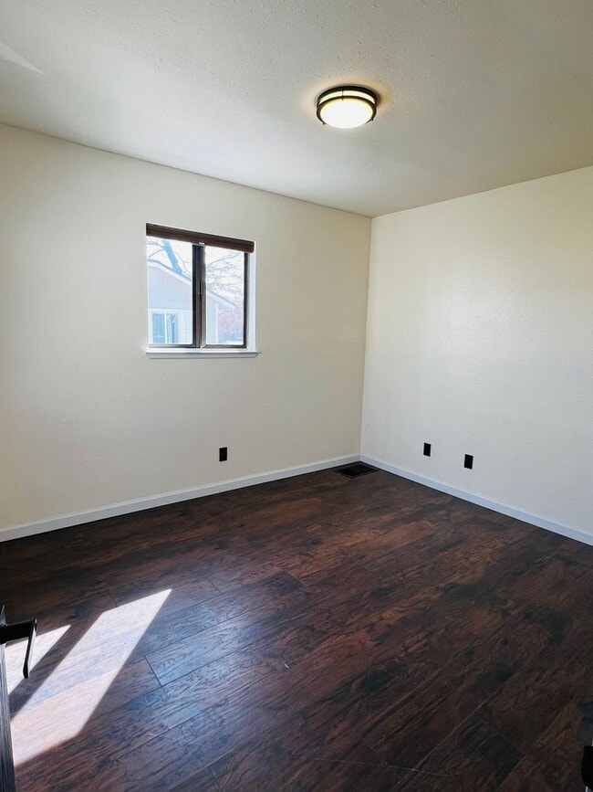 Building Photo - 507 Burns St