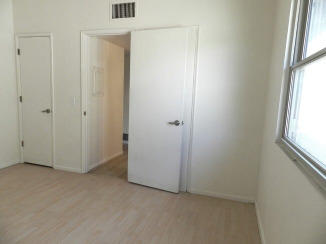 Building Photo - 2510 E Eastland St