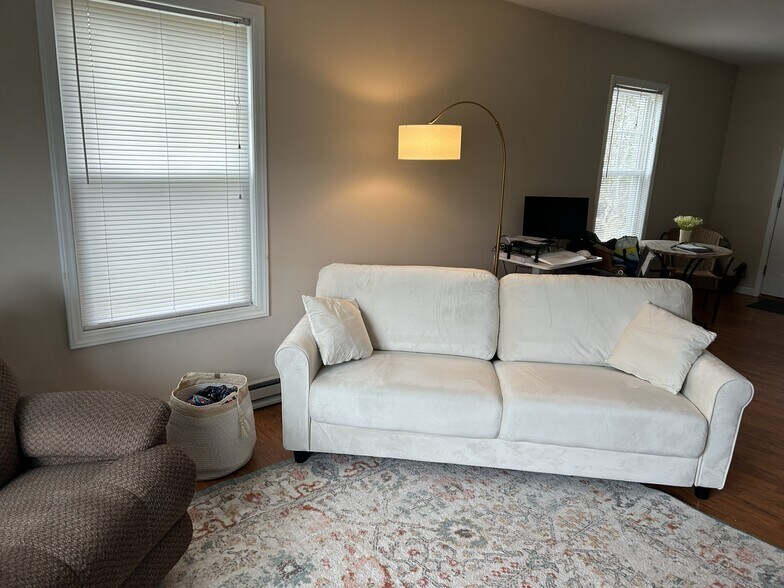 Living area - 658 New River Hls