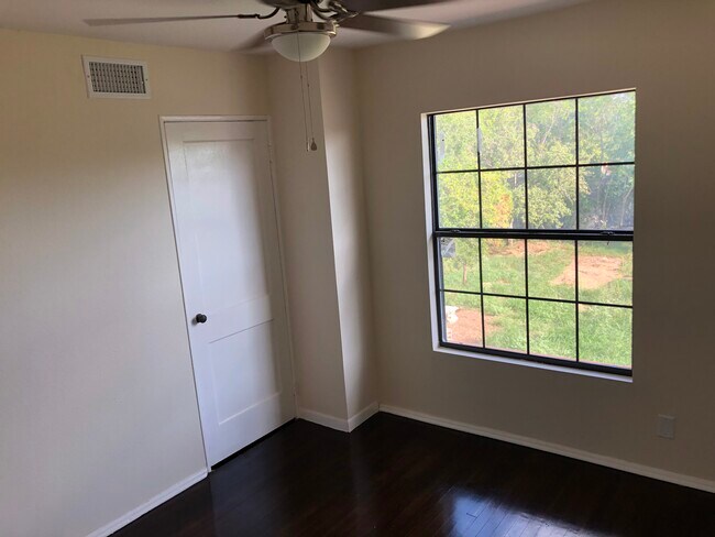 Building Photo - 1301 E Lyon St