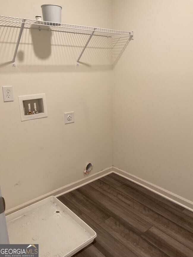 Building Photo - 305 Pond Ct