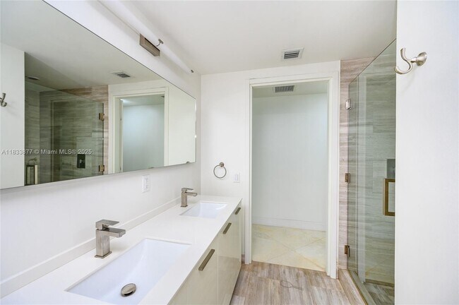 Building Photo - 1300 Brickell Bay Dr