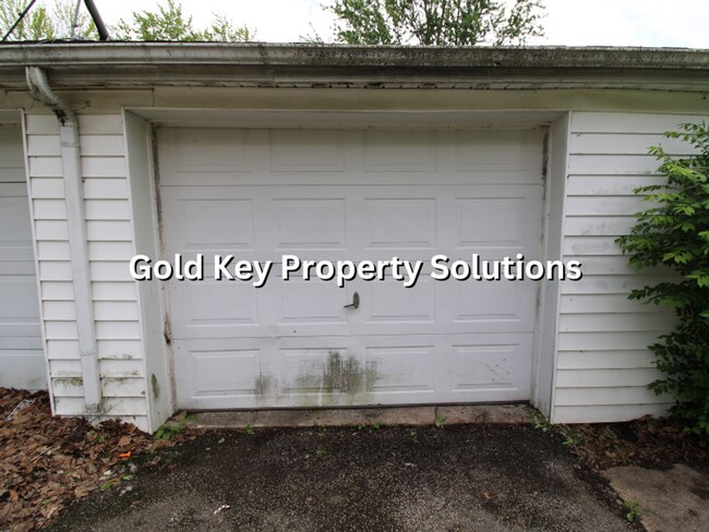 Building Photo - 9801 S Rinker-701/703 W Malissa