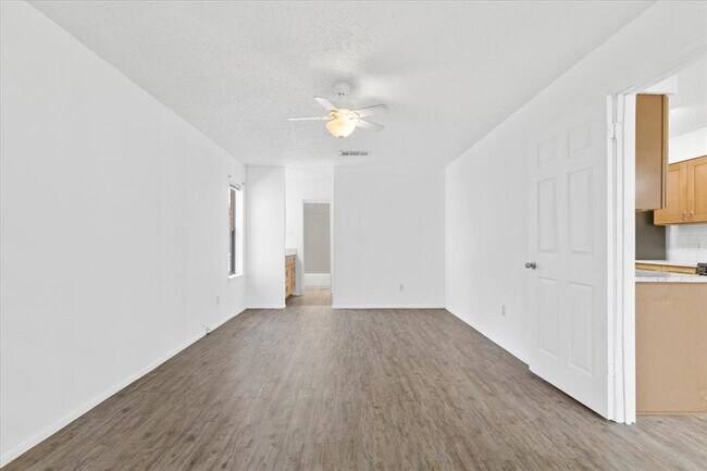 Building Photo - 6300 London Dr