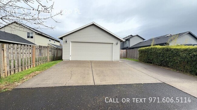Building Photo - 664 SE Myrtlewood Pl