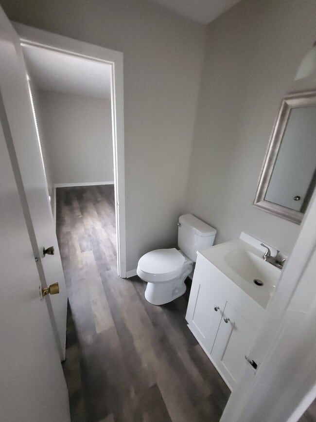 Building Photo - 3 bdroom 1.5 bath off Tobacco Rd