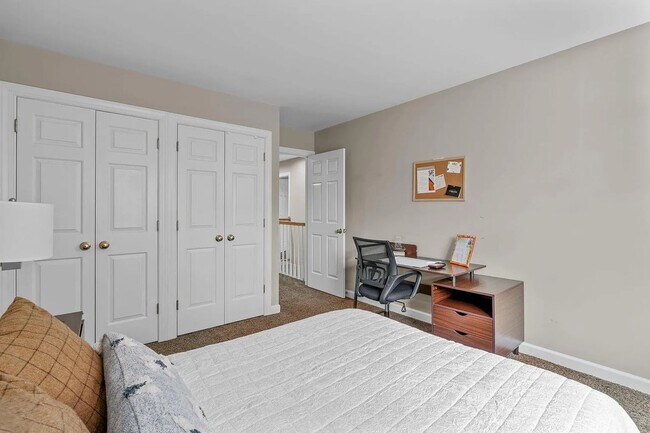 Building Photo - Location meets effortless living in this beautiful END UNIT townhome