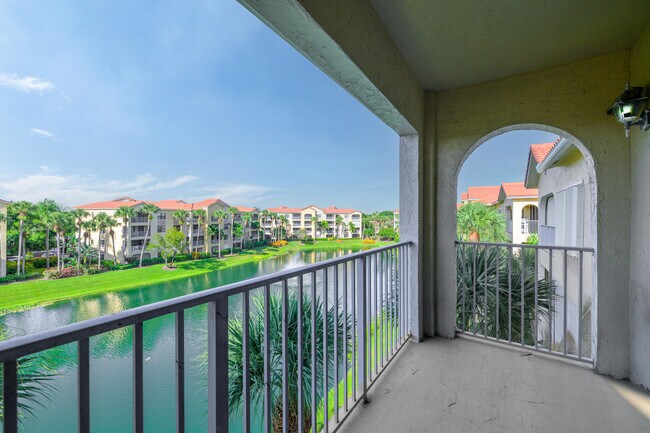 Building Photo - 800 Uno Lago Dr