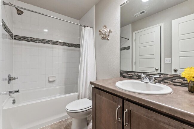 Building Photo - Beautiful 3 bedroom, 3 bath home backs to ...