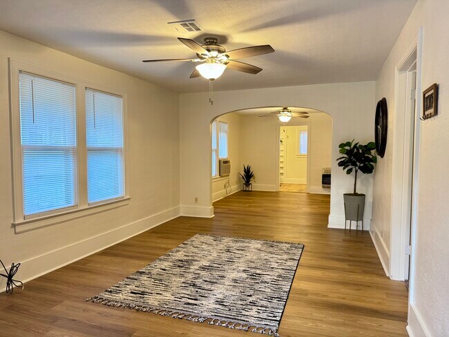 Building Photo - 304 N Cimarron Ave