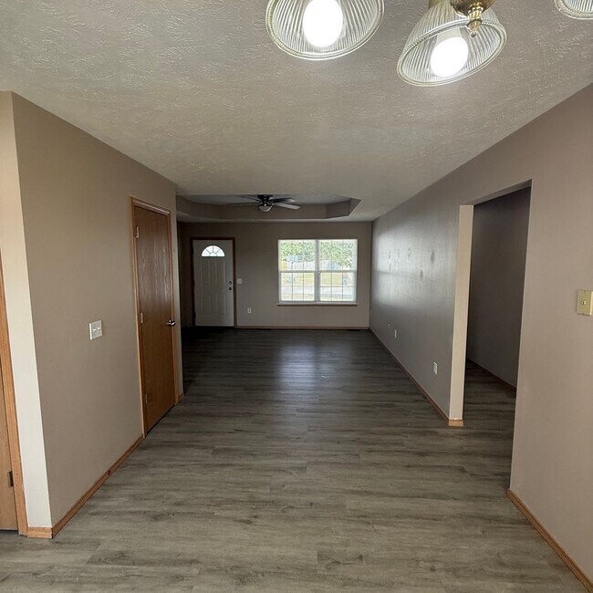 Building Photo - 4 Bedroom Home in Clever