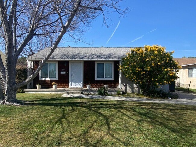 Building Photo - 3 bedroom, 1 bath Norwalk Home