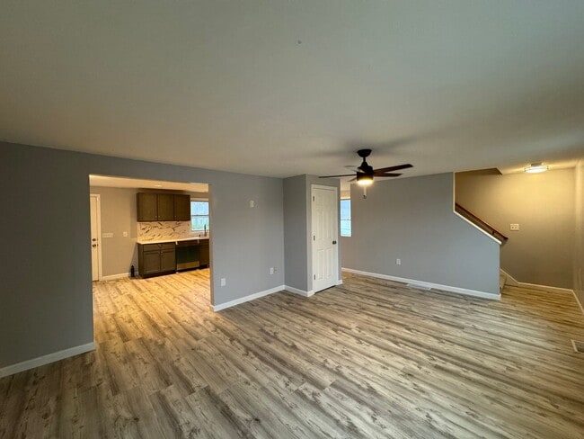 Building Photo - Recently Updated 3-Bedroom Townhouse in La...
