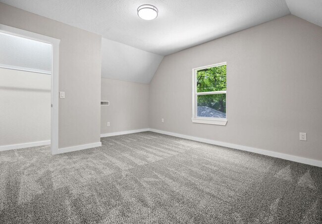 Building Photo - FIRST MONTHS RENT IS FREE! Beautiful remodeled home in Bolivar located near the square! 3 bedroom...