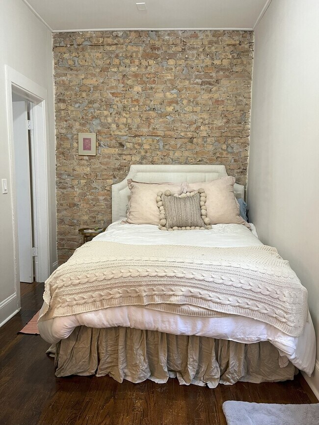 Building Photo - 2035 W Evergreen Ave